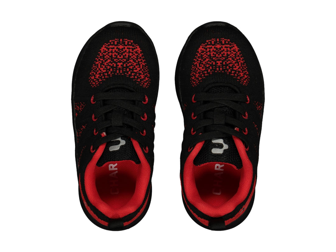 Zapato deportivo Charly en color negro con detalles rojos y suela negra.