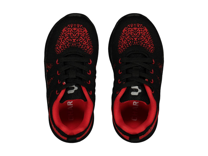 Zapato deportivo Charly en color negro con detalles rojos y suela negra.