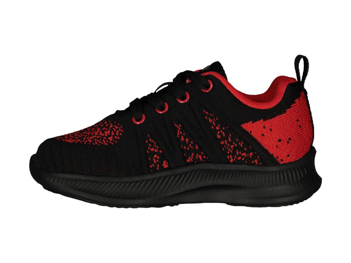 Zapato deportivo Charly en color negro con detalles rojos y suela negra.