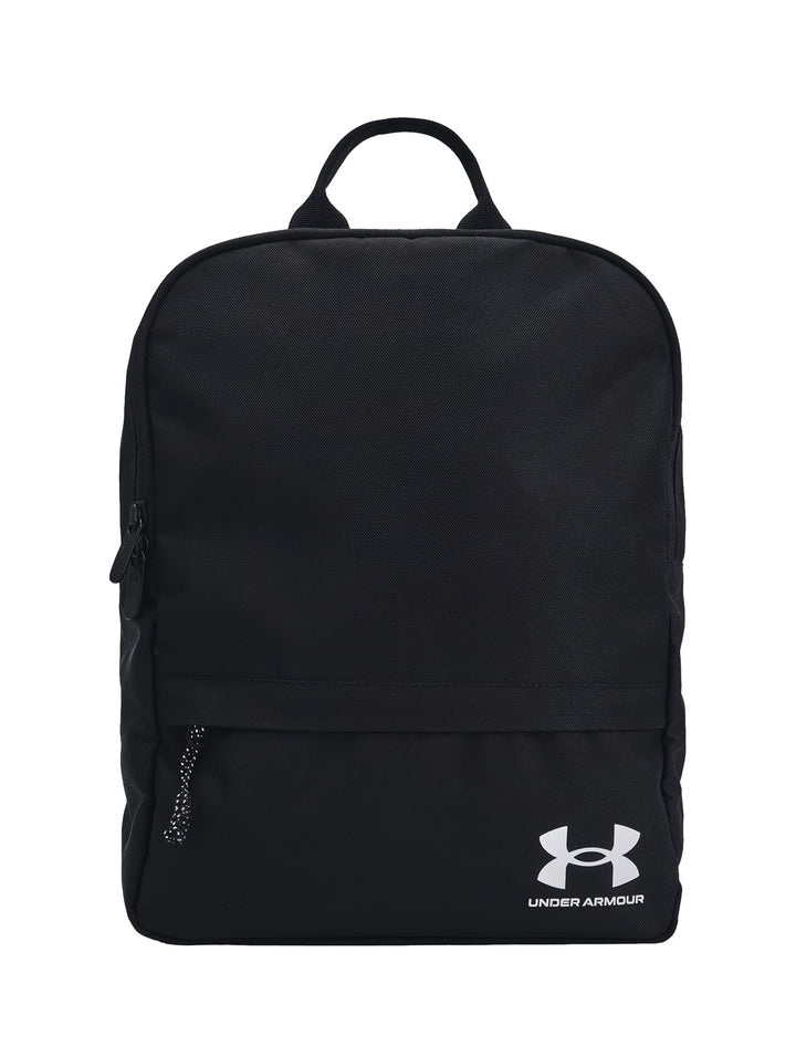 Mochila Under Armour de color negro con logotipo blanco en la parte inferior y asa superior.