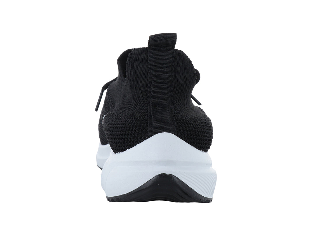 Tenis deportivos FUROR en color negro con suela blanca y agujetas negras.