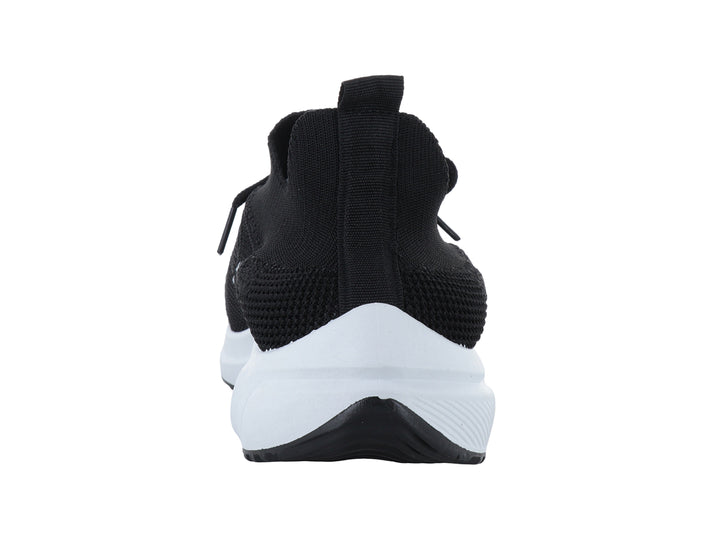 Tenis deportivos FUROR en color negro con suela blanca y agujetas negras.