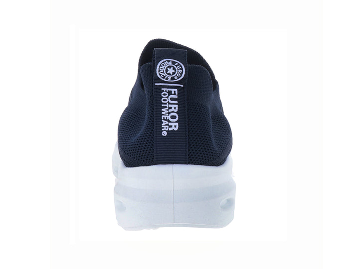 Zapato deportivo slip-on de color azul marino con suela blanca gruesa y perforada.