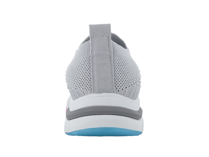 Tenis deportivos infantiles color gris con detalles brillantes y suela blanca con acentos rosa y azul.