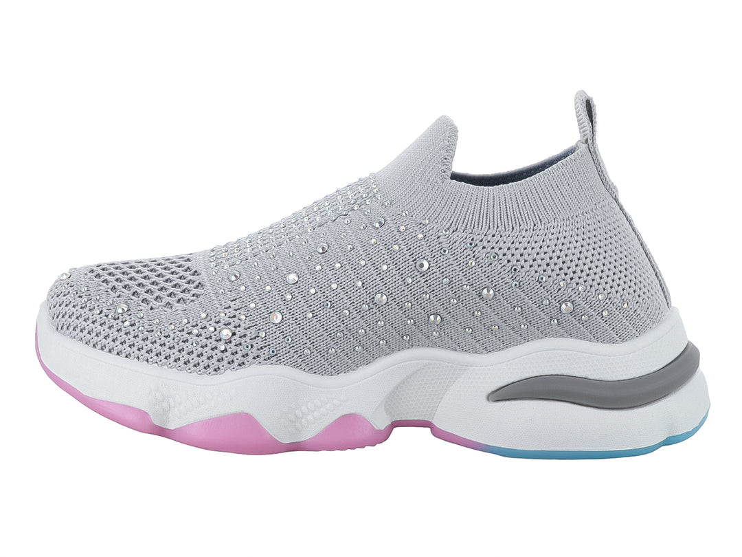 Tenis deportivos infantiles color gris con detalles brillantes y suela blanca con acentos rosa y azul.
