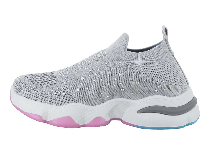 Tenis deportivos infantiles color gris con detalles brillantes y suela blanca con acentos rosa y azul.