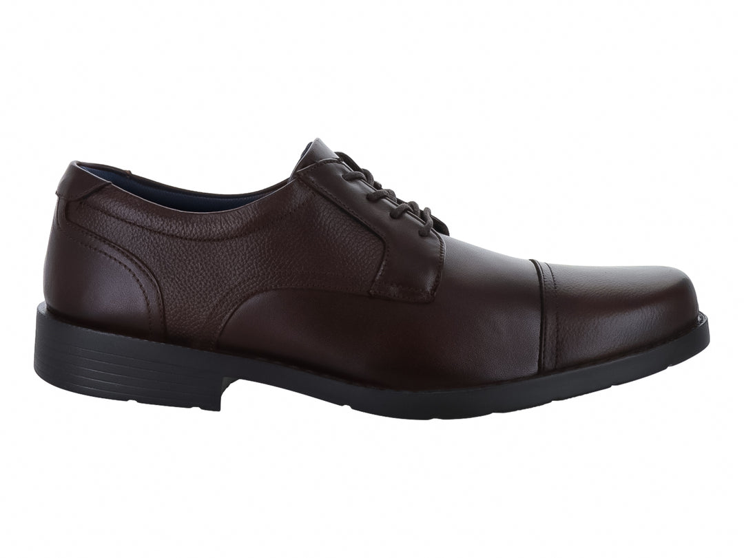 Zapato formal de cuero color marrón brandy con cordones y suela negra.