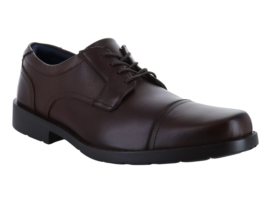 Zapato formal de cuero color marrón brandy con cordones y suela negra.