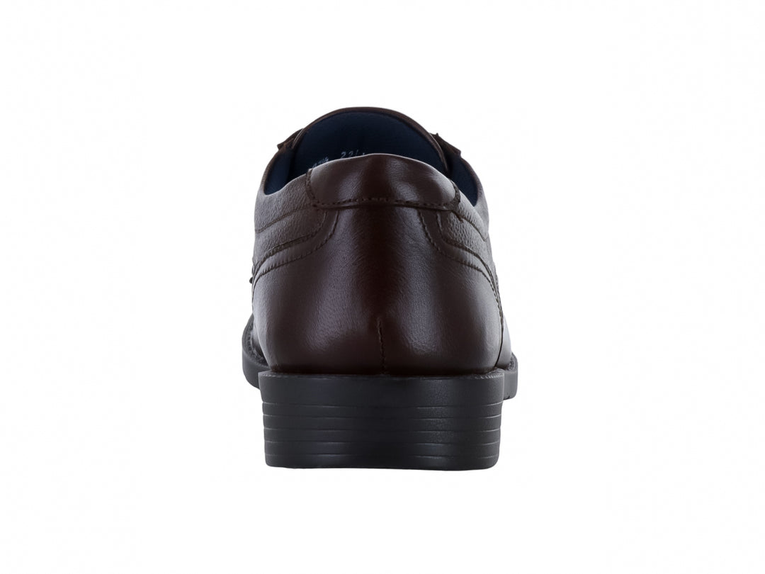 Zapato formal de cuero color marrón brandy con cordones y suela negra.