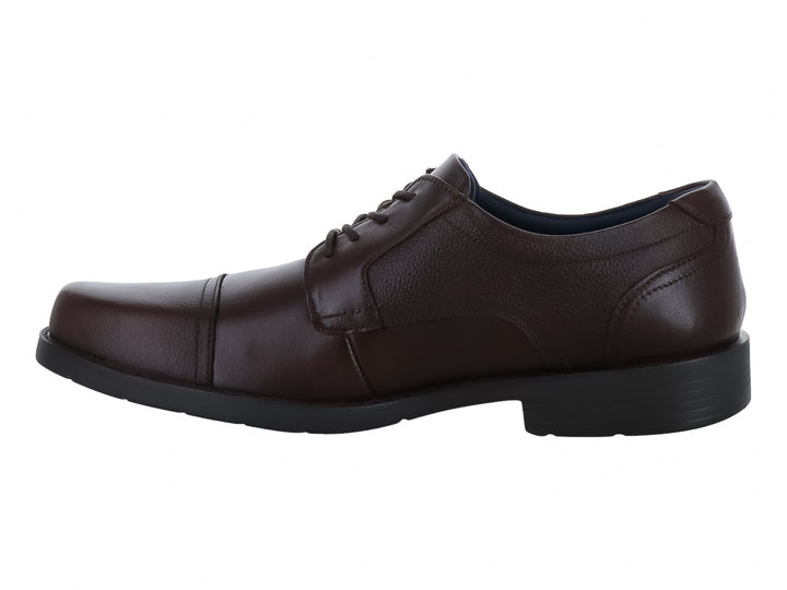 Zapato formal de cuero color marrón brandy con cordones y suela negra.