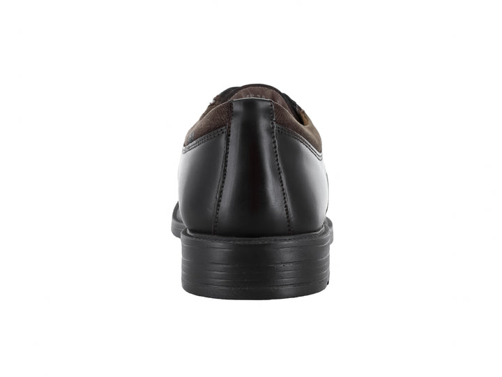Zapato formal para hombre de cuero color café oscuro con cordones y suela negra.