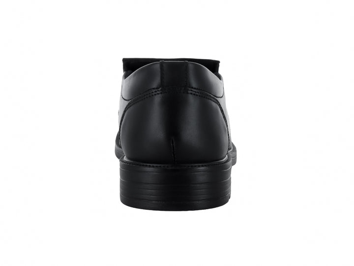 Zapato formal de hombre color negro, estilo mocasín sin cordones con acabado liso y suela plana.