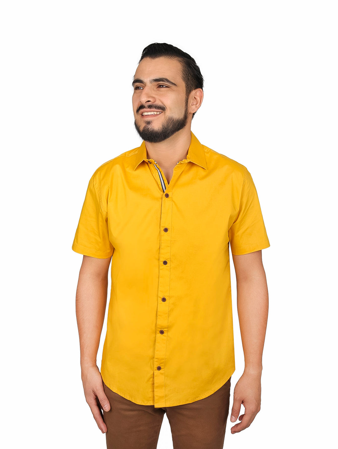 Hombre vistiendo una camisa lisa de color mostaza con manga corta y cuello.