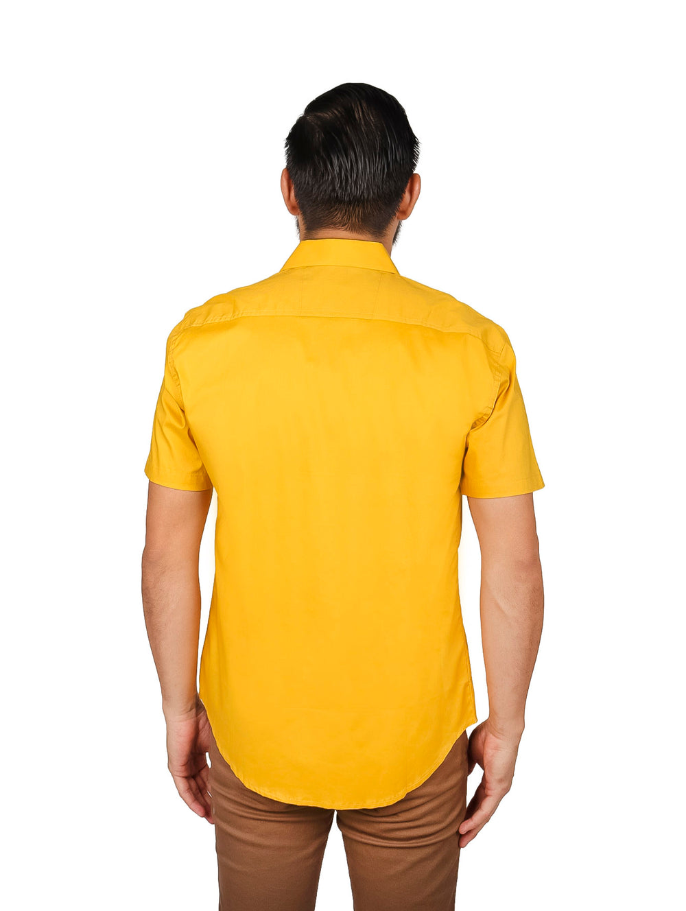 Hombre vistiendo una camisa lisa de color mostaza con manga corta y cuello.