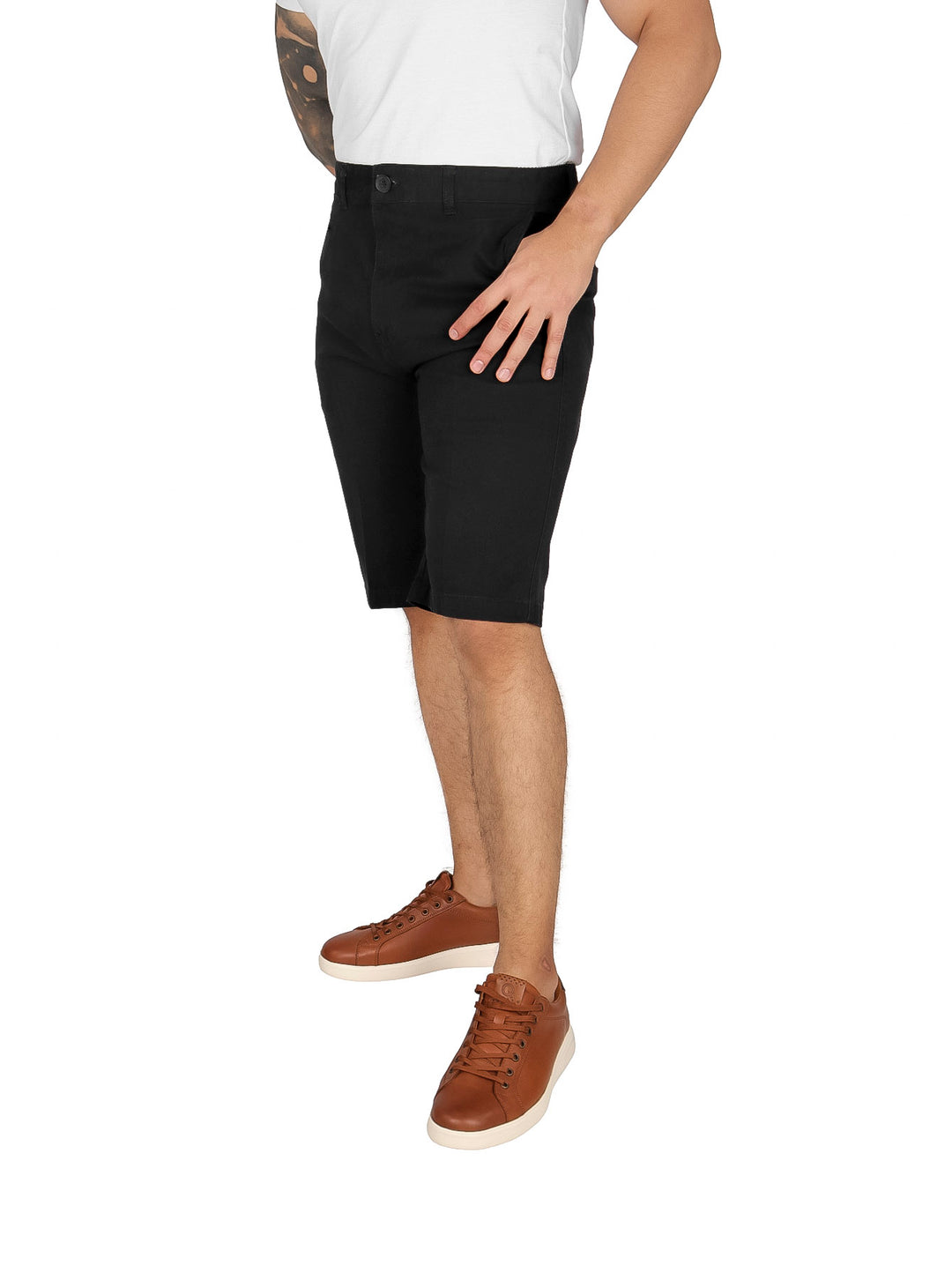 Hombre vistiendo bermudas chino color negro de corte casual.