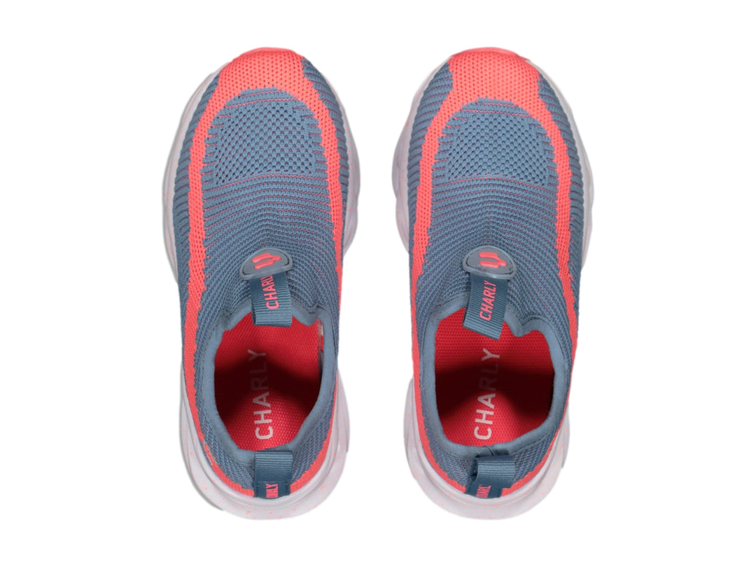 Tenis deportivos Charly color azul con detalles en coral y suela blanca, diseño slip-on sin cordones.