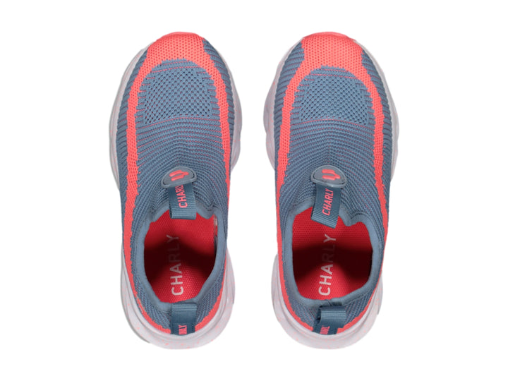 Tenis deportivos Charly color azul con detalles en coral y suela blanca, diseño slip-on sin cordones.