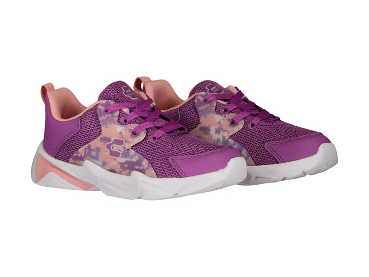 Tenis deportivos Charly color morado con detalles geométricos en rosa y suela blanca.