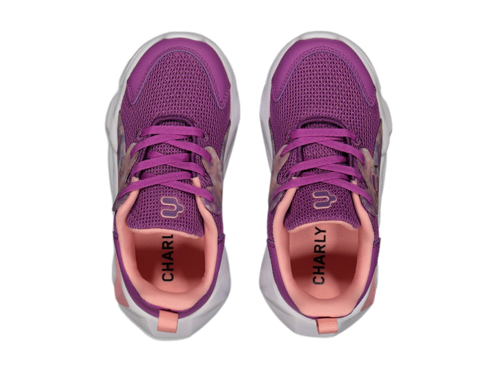 Tenis deportivos Charly color morado con detalles geométricos en rosa y suela blanca.