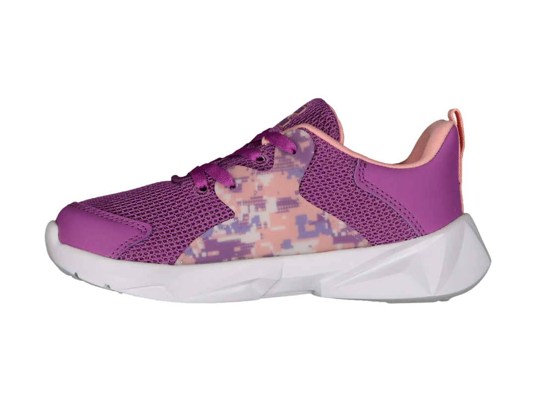 Tenis deportivos Charly color morado con detalles geométricos en rosa y suela blanca.