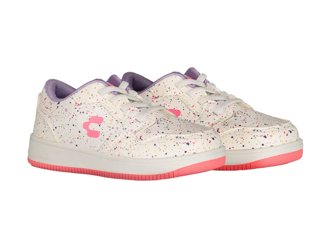Tenis blancos con motas de colores, suela rosa y detalles morados de la marca Charly.