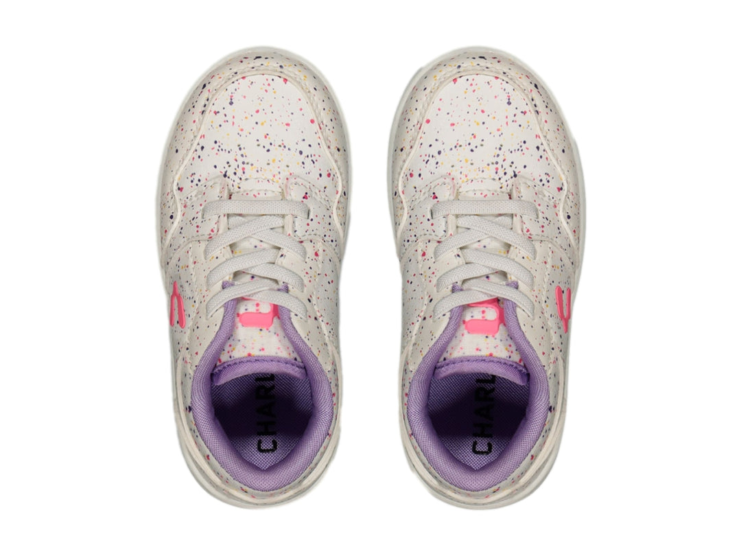 Tenis blancos con motas de colores, suela rosa y detalles morados de la marca Charly.