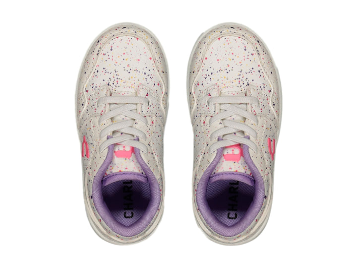 Tenis blancos con motas de colores, suela rosa y detalles morados de la marca Charly.