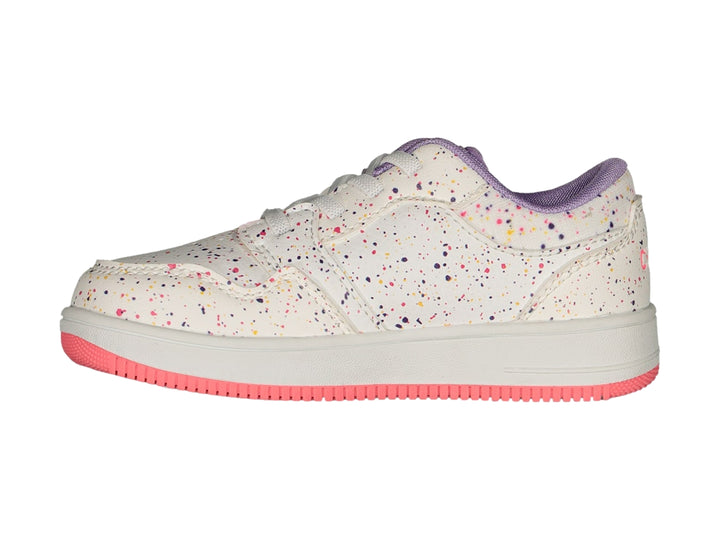 Tenis blancos con motas de colores, suela rosa y detalles morados de la marca Charly.