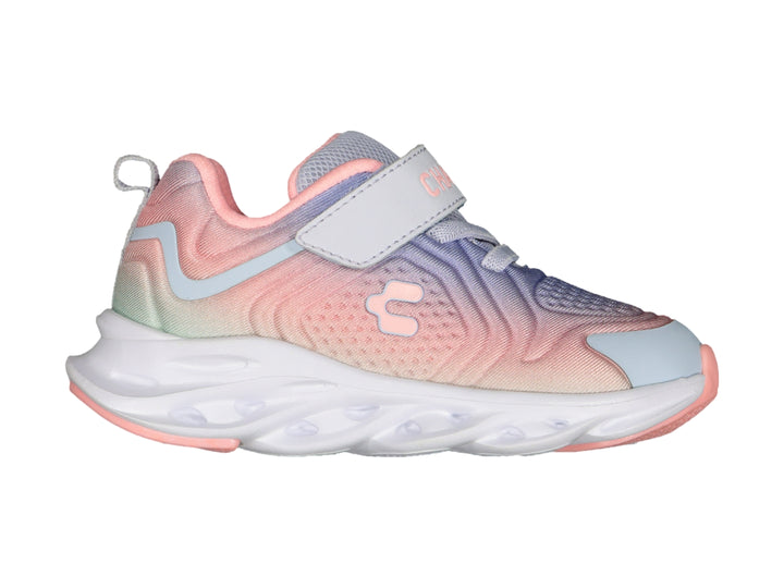 Tenis deportivos infantiles Charly multicolor con gradiente azul y coral, cierre de velcro y suela blanca.
