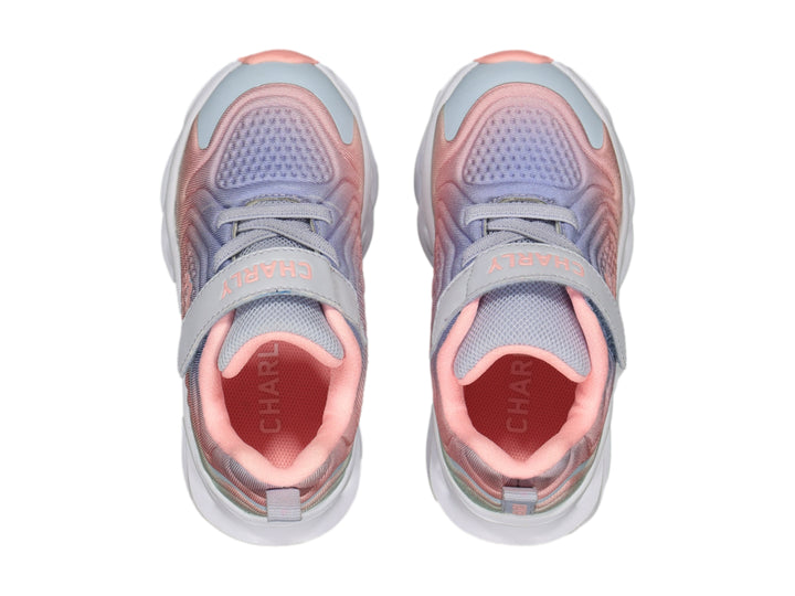 Tenis deportivos infantiles Charly multicolor con gradiente azul y coral, cierre de velcro y suela blanca.