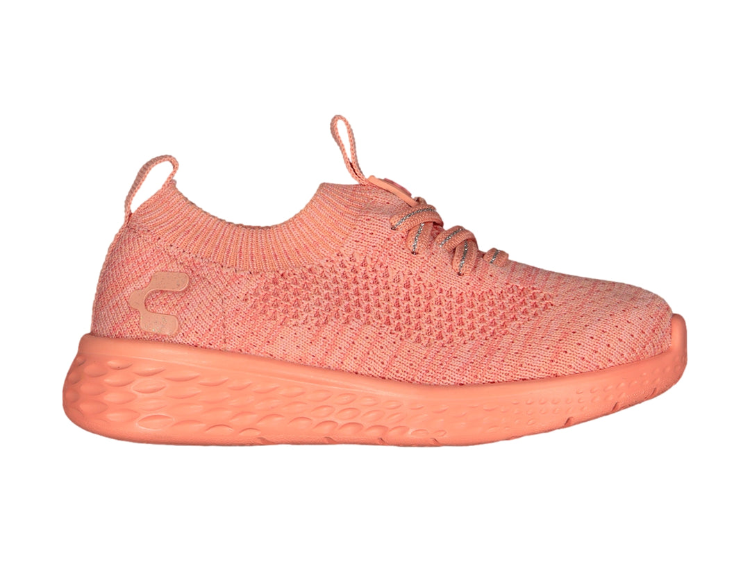 Tenis deportivos Charly en color coral con tejido transpirable y suela amortiguada.