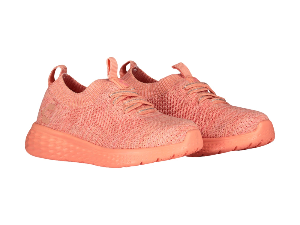 Tenis deportivos Charly en color coral con tejido transpirable y suela amortiguada.