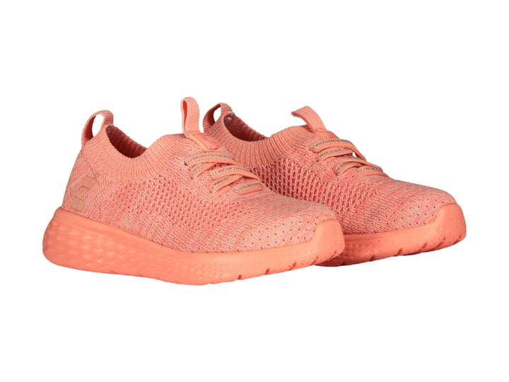 Tenis deportivos Charly en color coral con tejido transpirable y suela amortiguada.
