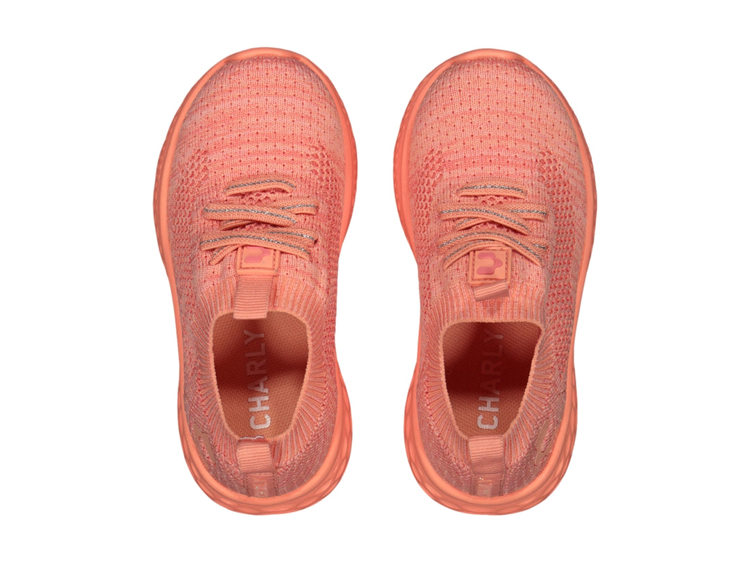 Tenis deportivos Charly en color coral con tejido transpirable y suela amortiguada.