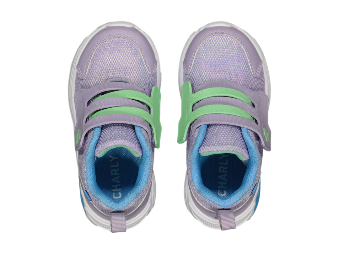Tenis deportivos Charly color morado con detalles en azul y verde, suela blanca y cierre de velcro.
