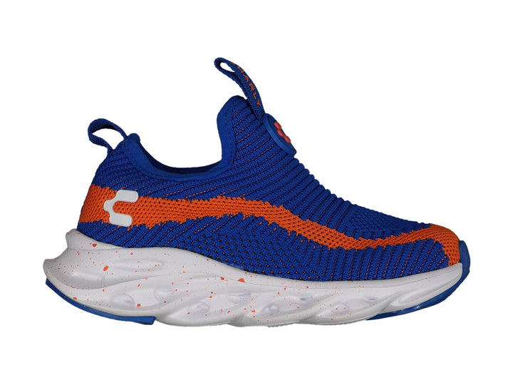 Tenis deportivos Charly color azul con franja naranja y suela blanca gruesa.
