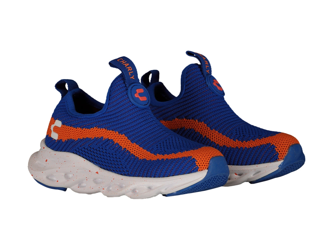Tenis deportivos Charly color azul con franja naranja y suela blanca gruesa.