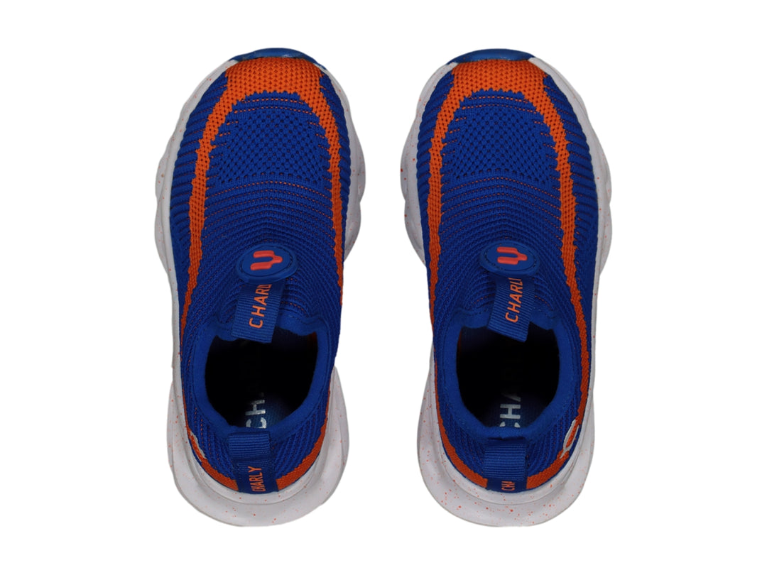 Tenis deportivos Charly color azul con franja naranja y suela blanca gruesa.