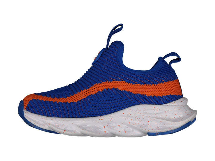 Tenis deportivos Charly color azul con franja naranja y suela blanca gruesa.
