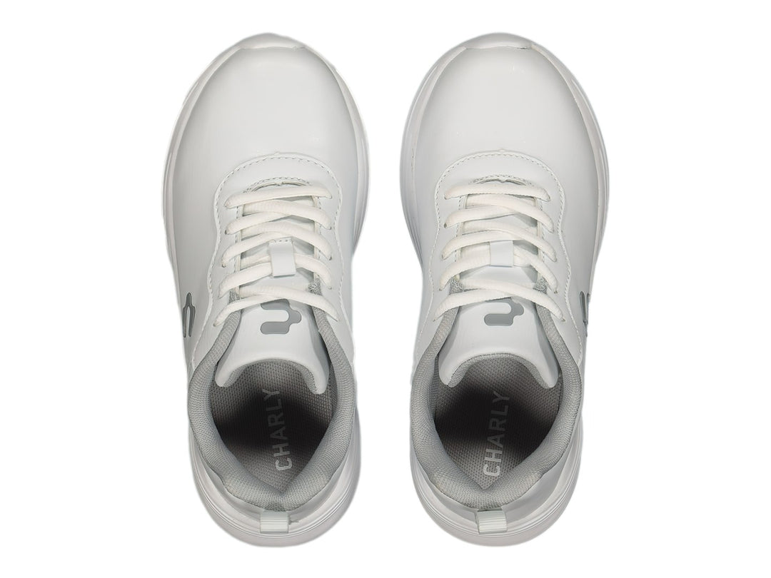 Par de tenis deportivos marca Charly en color blanco con detalles en gris y agujetas blancas.