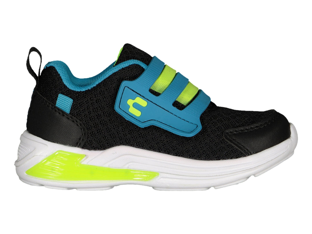 Tenis deportivos Charly para niño en color negro con detalles en azul y amarillo neón, cierre de velcro y suela blanca.