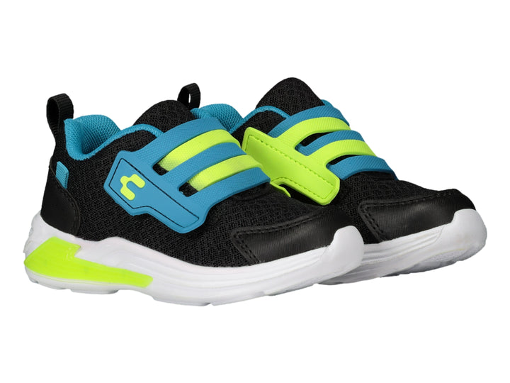 Tenis deportivos Charly para niño en color negro con detalles en azul y amarillo neón, cierre de velcro y suela blanca.