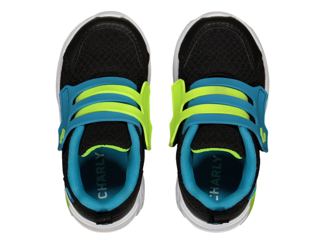 Tenis deportivos Charly para niño en color negro con detalles en azul y amarillo neón, cierre de velcro y suela blanca.