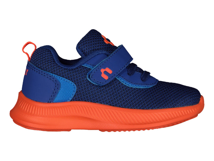 Tenis deportivos Charly para niño en color azul con suela gruesa y detalles en color naranja.