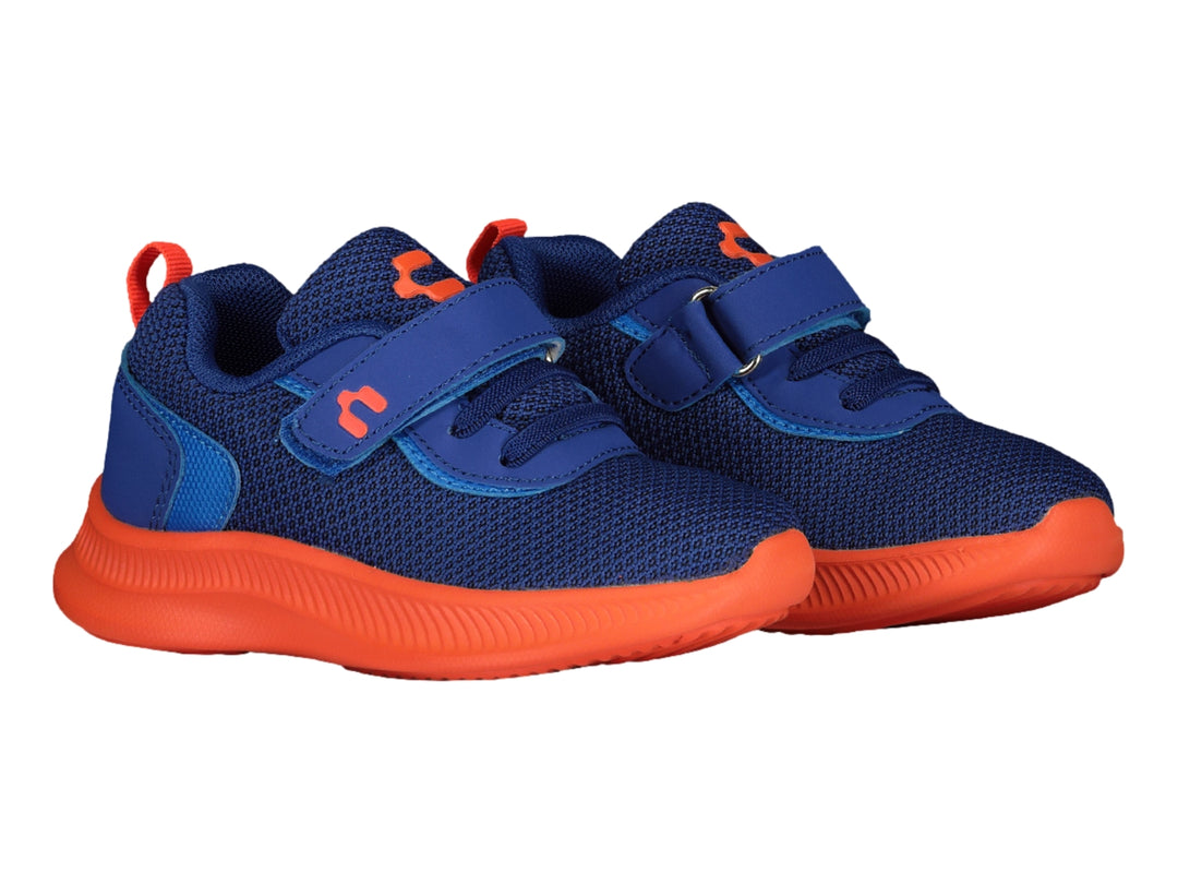 Tenis deportivos Charly para niño en color azul con suela gruesa y detalles en color naranja.