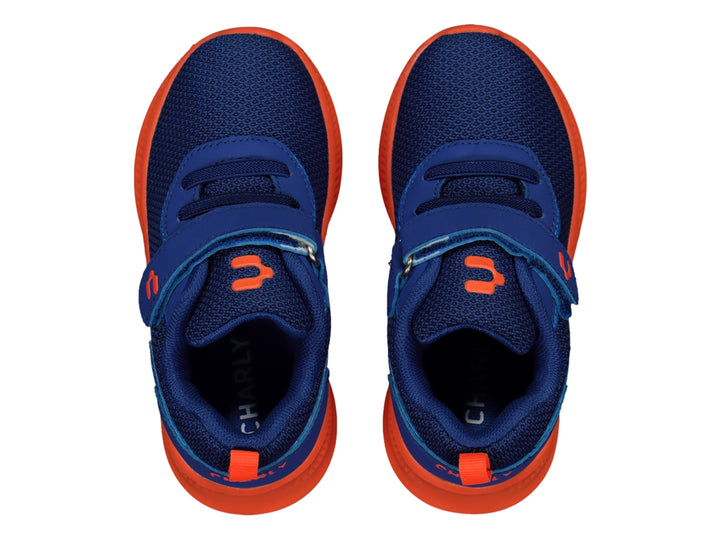 Tenis deportivos Charly para niño en color azul con suela gruesa y detalles en color naranja.