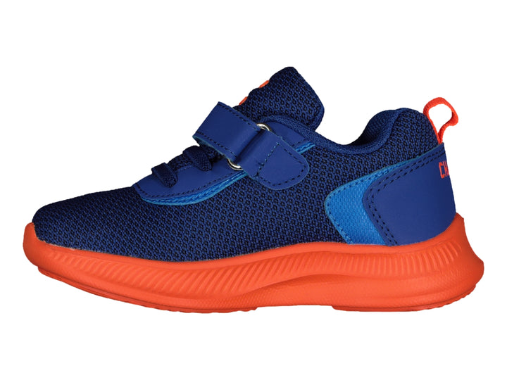 Tenis deportivos Charly para niño en color azul con suela gruesa y detalles en color naranja.
