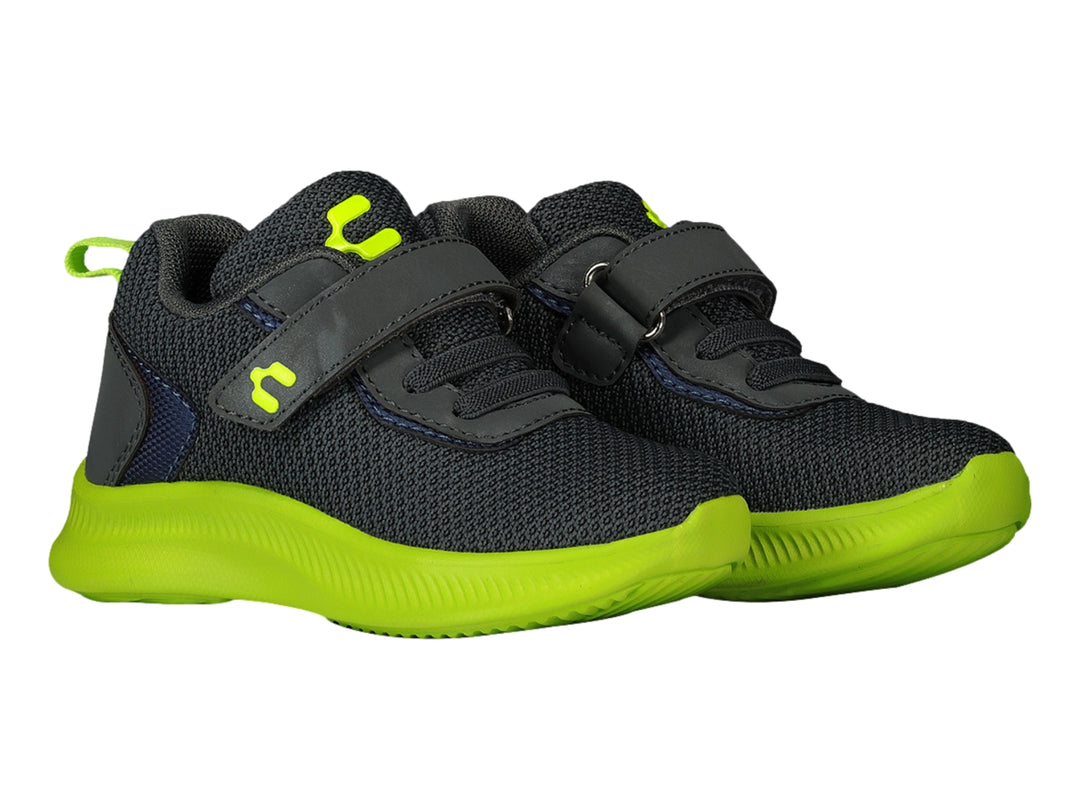 Tenis deportivos infantiles color gris con suela verde lima y cierre de velcro.