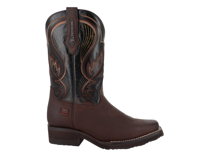 Bota vaquera de cuero marrón con bordados decorativos en la caña y punta cuadrada.