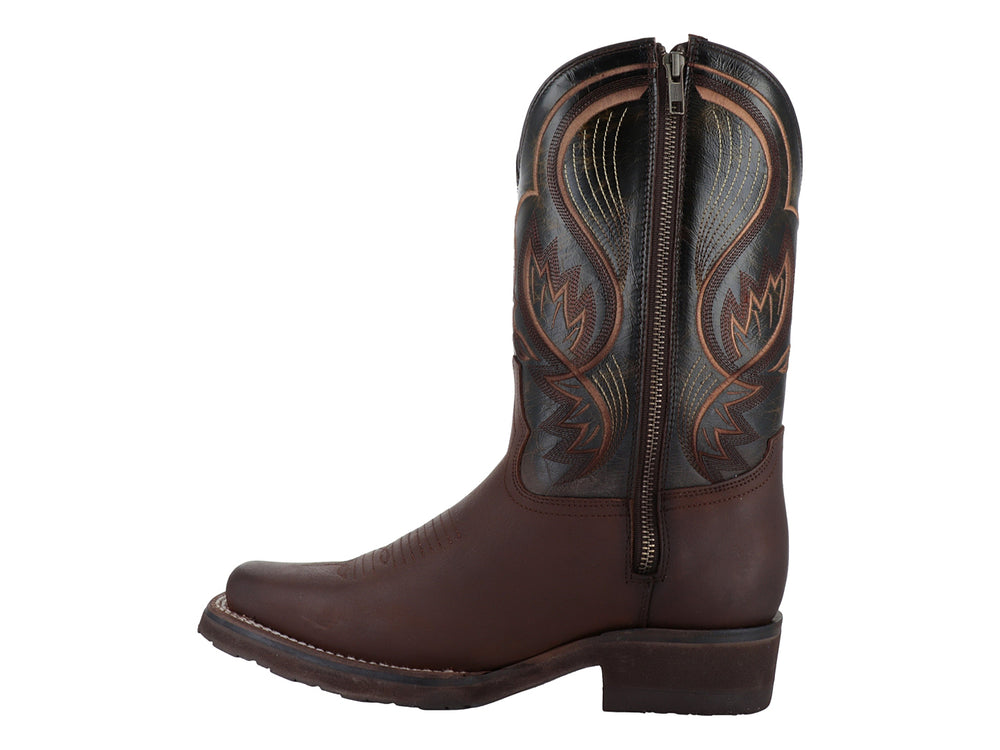 Bota vaquera de cuero marrón con bordados decorativos en la caña y punta cuadrada.